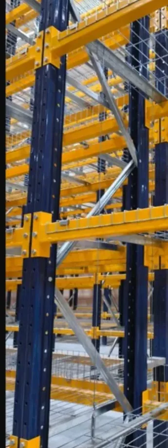 Estructura alta de rack con vigas, diagonales y niveles especiales