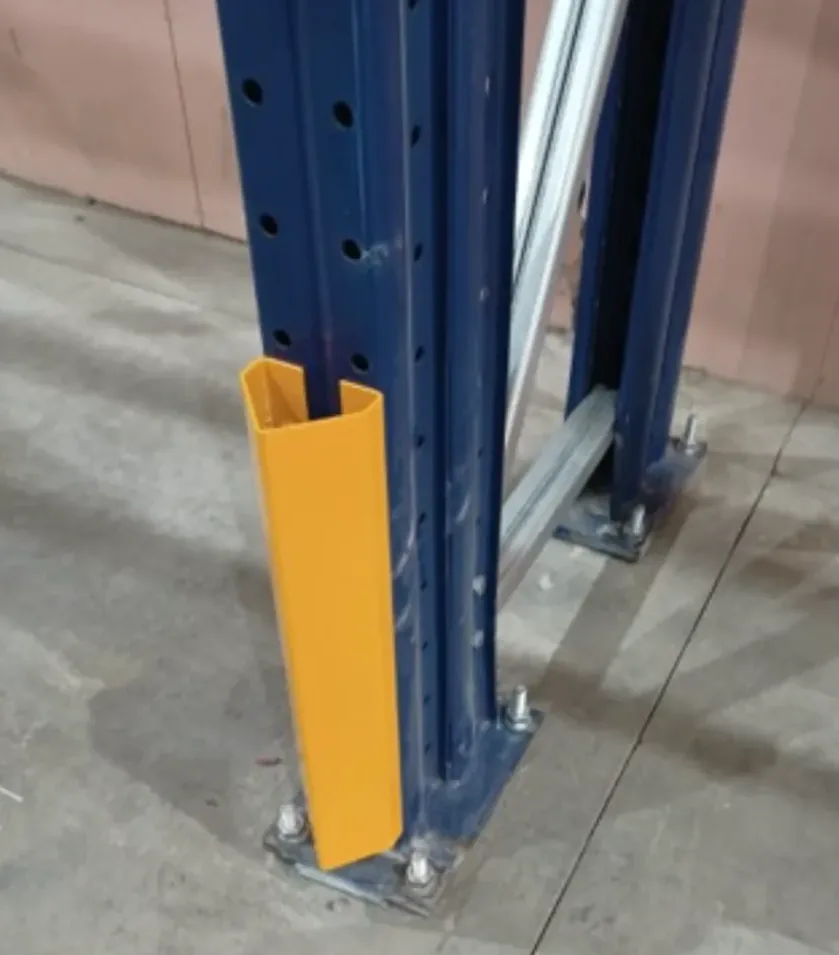 Protector para pilar vertical de rack con placa base