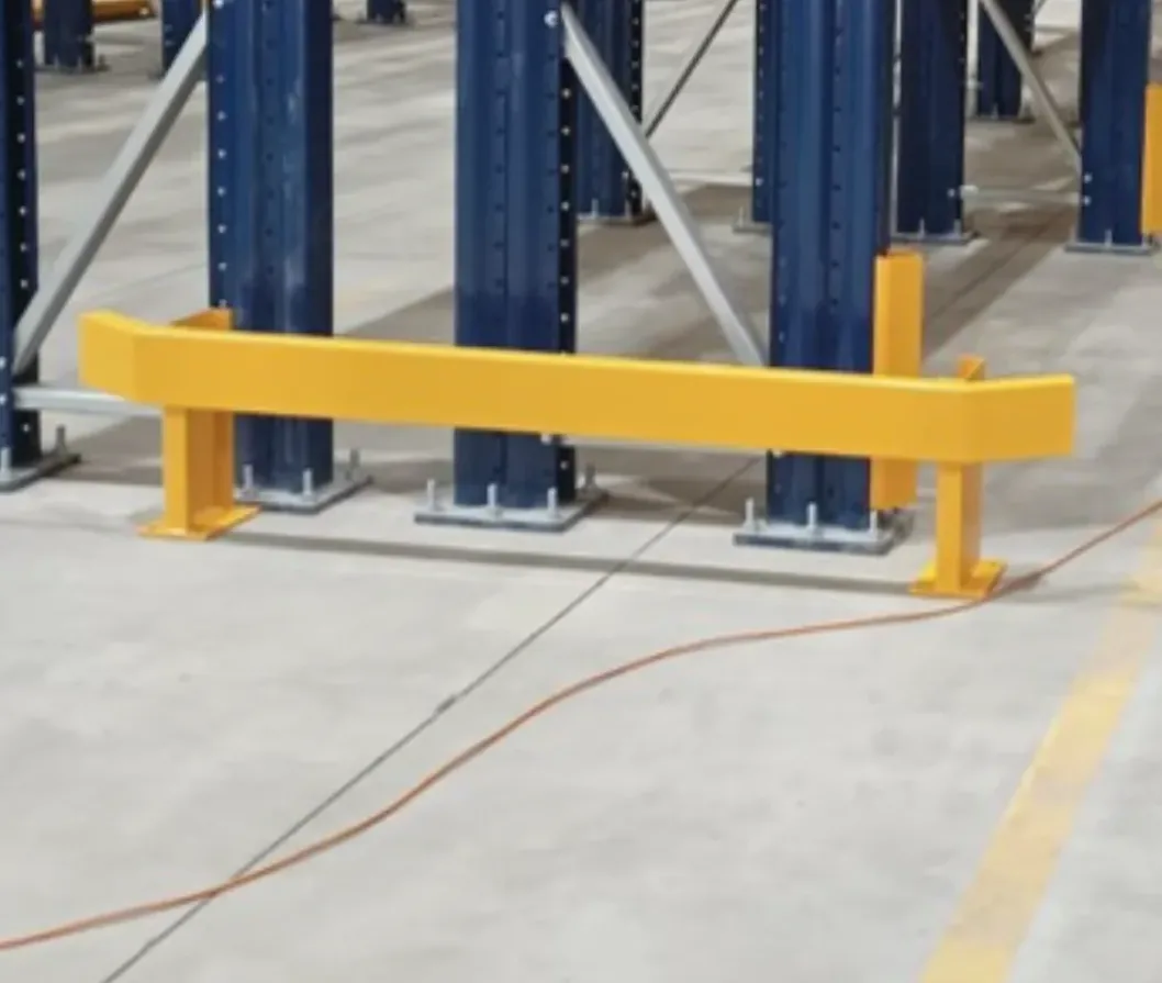 Resguardo de viga y barrera de protección frente a un rack con montantes