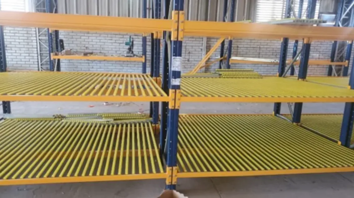 Estructura con rodillos para trastienda y reposición con niveles de parrilla